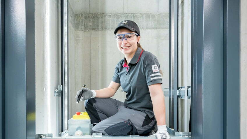 Factory | Offerte di lavoro: spazio alle donne con gli ascensori tecnologici Schindler